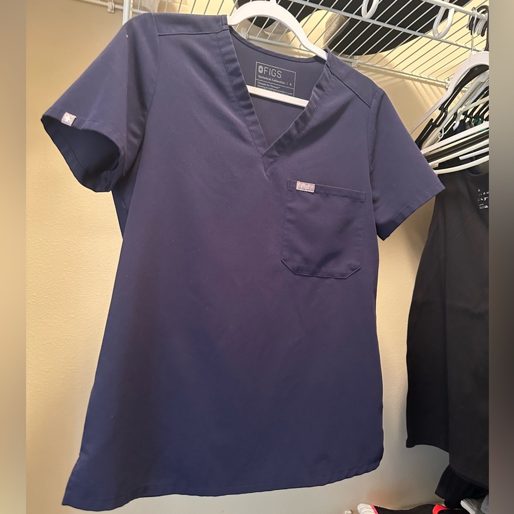 Woman’s Figs Catarina navy blue 1 pocket scrub top